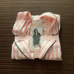 Selling Victoria’s Secret pjs set any questions ask 💕😊